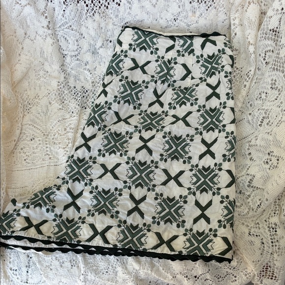Zara Pants - Zara White Shorts with Green Geometric Print